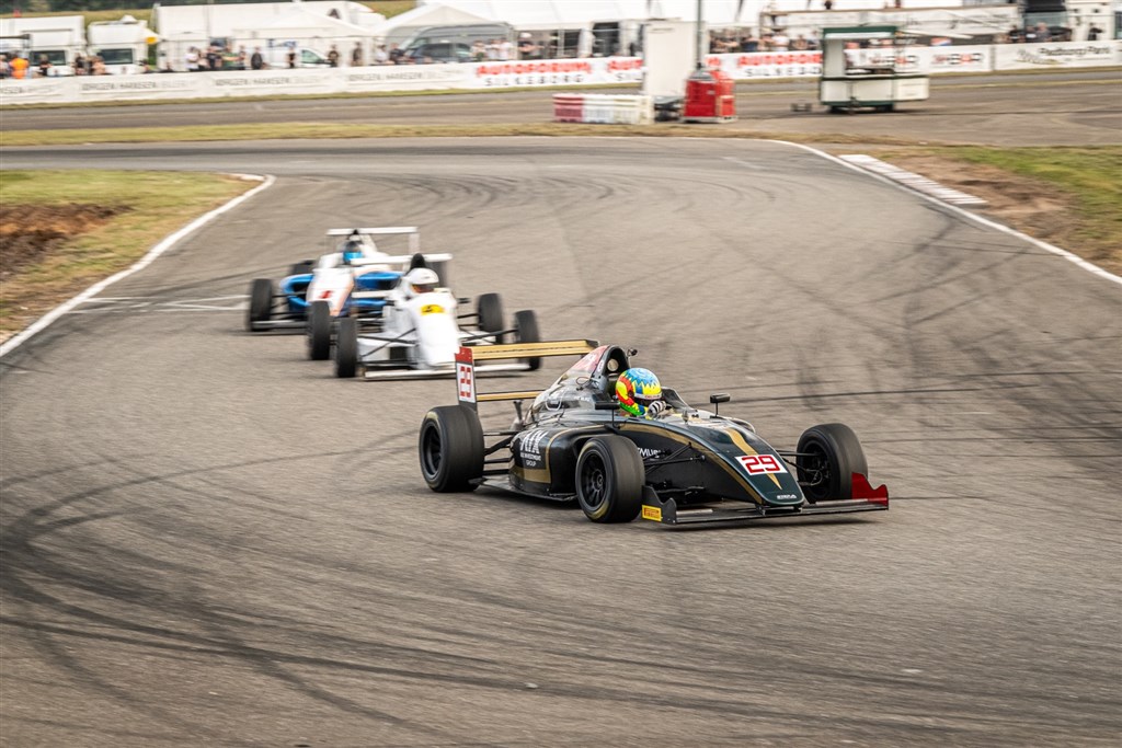 Theodor Jensen dominerede Formel 4 ved Night Race
(Foto: Grippo)